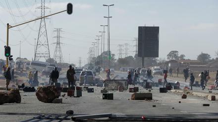 Bild aus einen zerrütteten Land: Bei den Ausschreitungen in Südafrika (hier eine Szene aus Soweto vom 13.Juli) kam mindestens 72 Menschen zu Tode. 