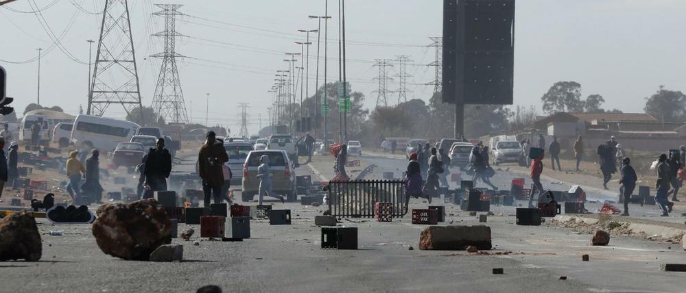Bild aus einen zerrütteten Land: Bei den Ausschreitungen in Südafrika (hier eine Szene aus Soweto vom 13.Juli) kam mindestens 72 Menschen zu Tode.