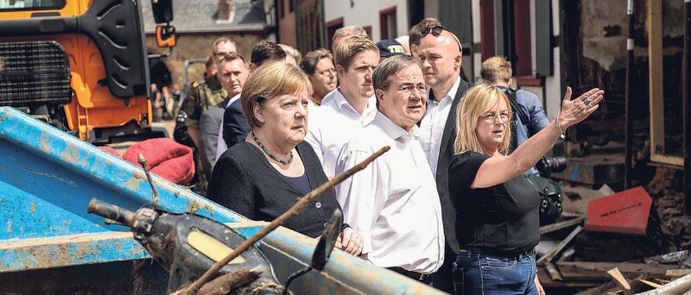 Merkel und Laschet zwischen den Trümmern in Bad Münstereifel.
