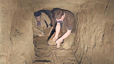Handarbeit. Joachim Rudolph, genannt „Der Kleine“, und Luigi „Mimo“ Spina treiben den Tunnelbau mit großem Einsatz voran. 