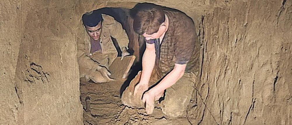 Handarbeit. Joachim Rudolph, genannt „Der Kleine“, und Luigi „Mimo“ Spina treiben den Tunnelbau mit großem Einsatz voran. 
