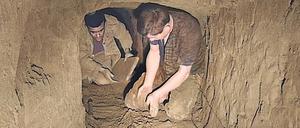 Handarbeit. Joachim Rudolph, genannt „Der Kleine“, und Luigi „Mimo“ Spina treiben den Tunnelbau mit großem Einsatz voran. 