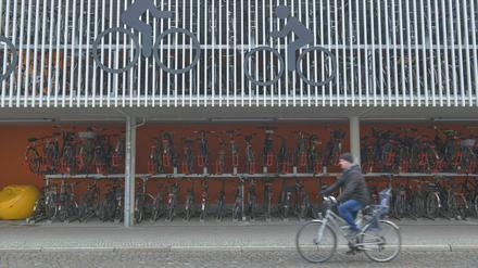 Fahrradparkhaus am Bahnhofsplatz von Oranienburg im Landkreis Oberhavel, Brandenburg.
