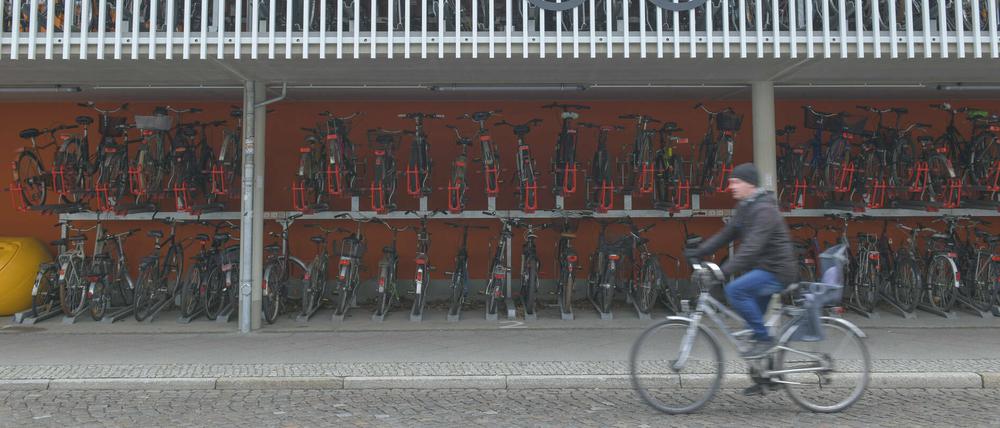 Fahrradparkhaus am Bahnhofsplatz von Oranienburg im Landkreis Oberhavel, Brandenburg.