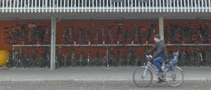 Fahrradparkhaus am Bahnhofsplatz von Oranienburg im Landkreis Oberhavel, Brandenburg.