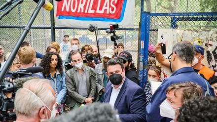 Hubertus Heil (SPD, Mitte), Bundesminister für Arbeit und Soziales, hört den Beschäftigten des Lieferdienstes Gorillas auf dem Lausitzer Platz zu.