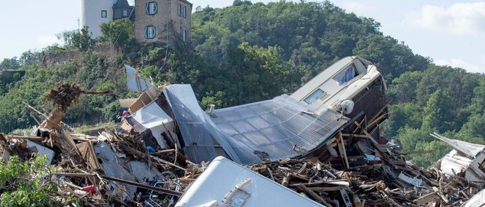 Dutzende Wohnwagen, Autos und Wohnmobile hängen zusammengequetscht an einer Ahrbrücke in Altenahr.