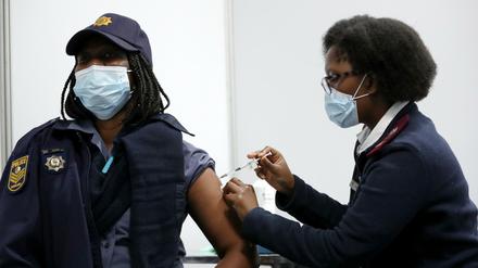 In einer Impfaktion für die südafrikanischen Polizei wurden, wie hier im Township von Soweto, 180.000 Polizeiangehörige gegen Covid-19 geimpft. Doch im gesamten Land sieht es mit der Zahl an Impfungen traurig aus. 