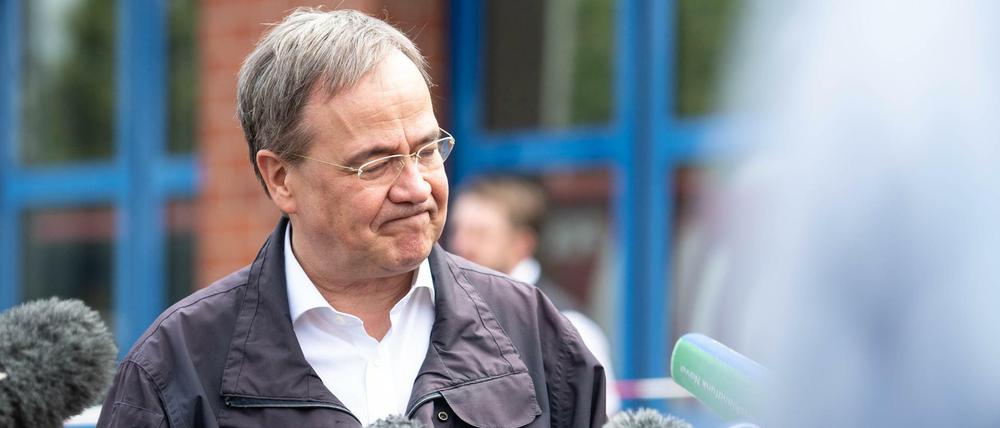 Armin Laschet (CDU), Ministerpräsident von Nordrhein-Westfalen und Kanzlerkandidat, gibt nach seinem Besuch der Feuerwehrleitzentrale ein Pressestatement.