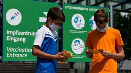 Impfen - eine Frage der Solidarität? Die Geschwister-Impflinge Hugo (12 Jahre) und Urs (13 Jahre) blättern vor ihrer Impfung am Impfzentrum in ihren Impfbüchern. 