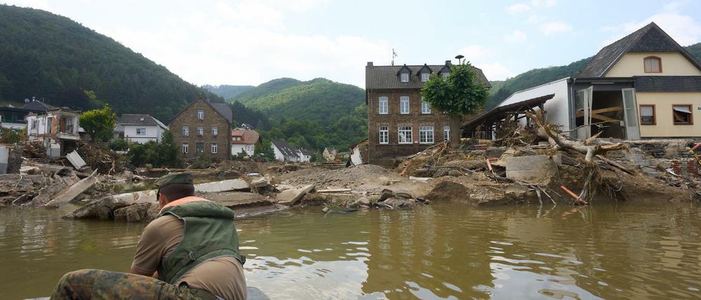 Die Ahrtalbrücke im rheinland-pfälzischen Rech ist durch das Hochwasser total zerstört.