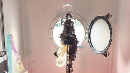 Ritual im Risikobereich. Die Skulptur „Quantum Jelly“ der Künstlerin Sadie Weis hängt in der Gemeinschaftsdusche mit Blick auf die Spree. 