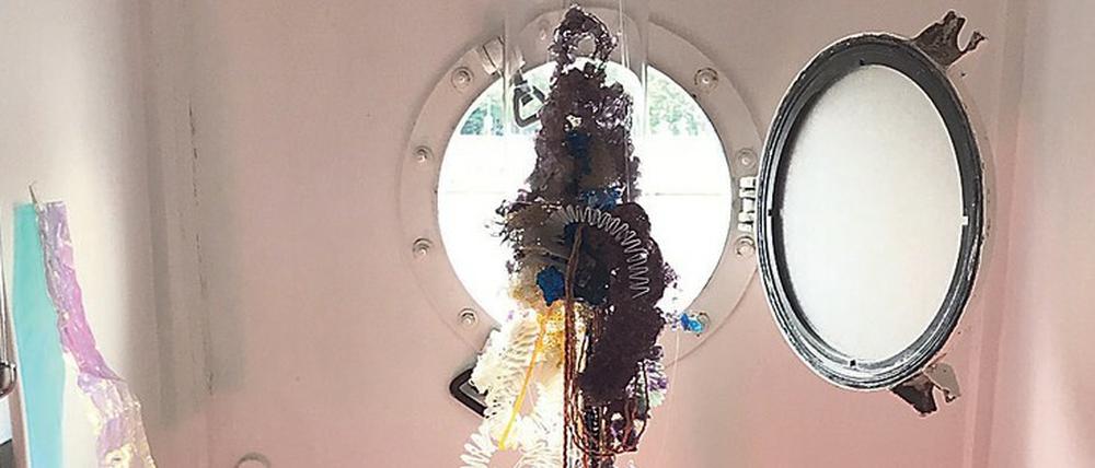 Ritual im Risikobereich. Die Skulptur „Quantum Jelly“ der Künstlerin Sadie Weis hängt in der Gemeinschaftsdusche mit Blick auf die Spree. 