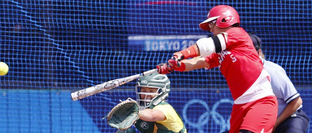 Yu Yamamoto aus Japan schlägt den Softball.