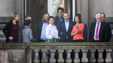 2017 haben sie es vermasselt: Politiker von FDP und Grünen während der "Jamaika"-Sondierungen auf dem Balkon der Parlamentarischen Gesellschaft in Berlin. 