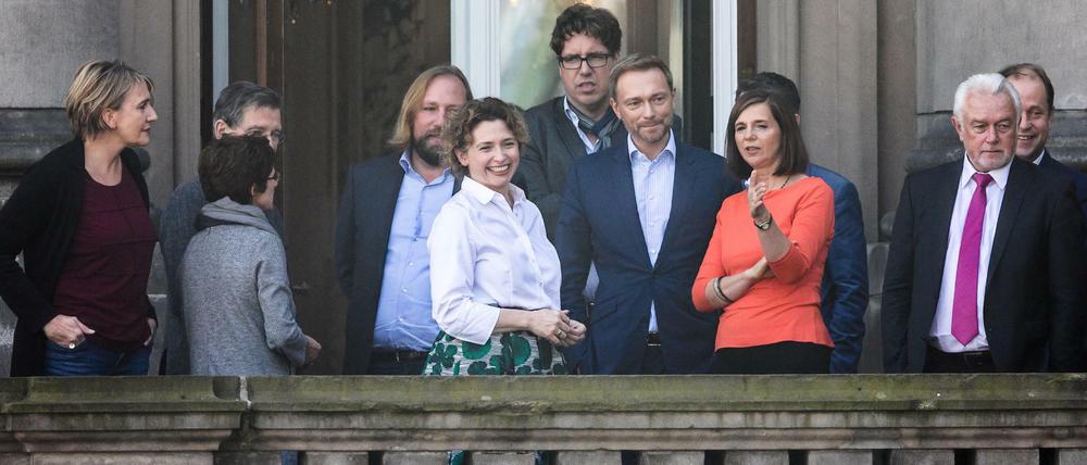2017 haben sie es vermasselt: Politiker von FDP und Grünen während der "Jamaika"-Sondierungen auf dem Balkon der Parlamentarischen Gesellschaft in Berlin. 