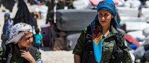 Zwei Angehörige der multiethnischen Militärallianz SDF in Syriens Kurdenregion bewachen IS-Gefangene.