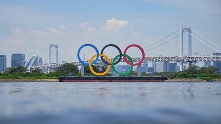 Ein Blick auf olympischen Ringe vor der Rainbow Bridge. Die Ringe stehen auf einem Ponton in der Bucht von Tokio.