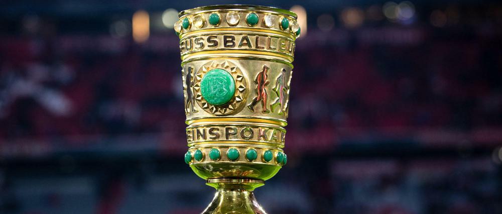 Eine begehrte Trophäe - auch für die TV-Sender. Der DFB-Pokal.