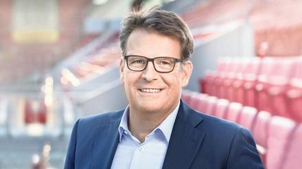 ZDF-Sportchef Thomas Fuhrmann vor leeren Rängen: Zwei Drittel des Olympia-Teams von ARD und ZDF sind diesmal in Deutschland geblieben. Das ZDF überträgt die Eröffnungsfeier in Tokio am Freitag von 12 Uhr 10 bis 17 Uhr. 