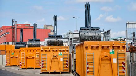 Sogenannte Rollpacker, meterhohe Metallwalzen, verdichten den Müll in den Wertstoffcontainern zusätzlich.