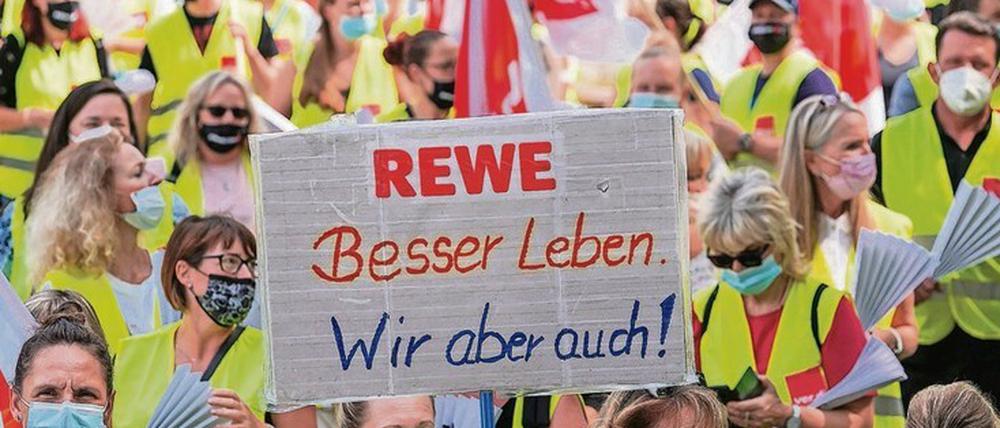 Berliner Beschäftigte protestierten am Freitag an der Gedächtniskirche.