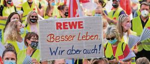 Berliner Beschäftigte protestierten am Freitag an der Gedächtniskirche. 