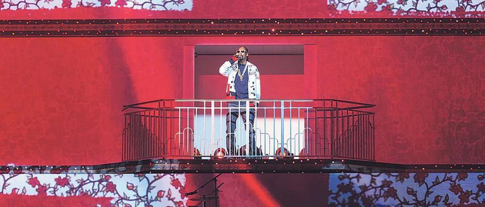 Stil-Ikone. Snoop Dogg hat es schon lange geschafft. Der Rapper ist zugleich Produzent und setzt auch in Kleidungsfragen Trends. Wie hier auf der Paris Fashion Week 2015. Eine Doku des Streamingdienstes Disney+ blickt auf 42 Jahre HipHop zurück. 