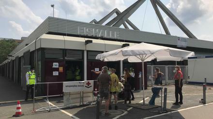 Vor dem Erika-Heß-Stadion warteten am Freitag Impfwillige ohne Termin.