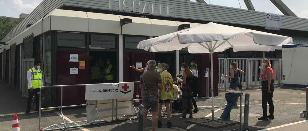 Vor dem Erika-Heß-Stadion warteten am Freitag Impfwillige ohne Termin.