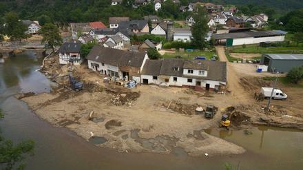 In der vom Hochwasser stark betroffenen Gemeinde Schuld laufen die Aufräumungsarbeiten auf Hochtouren.
