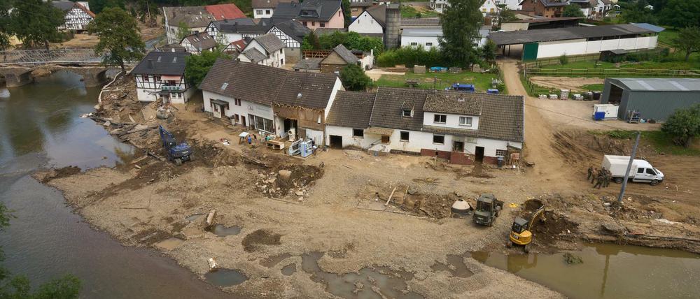 In der vom Hochwasser stark betroffenen Gemeinde Schuld laufen die Aufräumungsarbeiten auf Hochtouren.