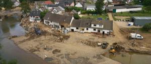 In der vom Hochwasser stark betroffenen Gemeinde Schuld laufen die Aufräumungsarbeiten auf Hochtouren.