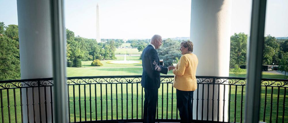 Feiern statt helfen? Dieses Foto aus dem Weißen Haus nutzen einige Medien in Deutschland, um der Kanzlerin einen Strick zu drehen. 