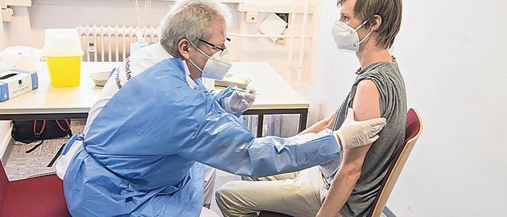 Pieks. Ein Student wird in Mainz geimpft. Verbände rufen Studierende auf, sich immunisieren zu lassen. Foto: 