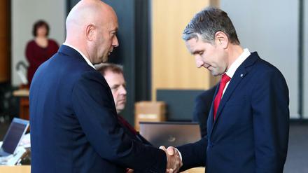 Höcke gratuliert Kemmerich im Februar 2020 zur Wahl zum Ministerpräsidenten.