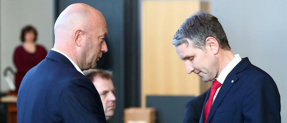 Höcke gratuliert Kemmerich im Februar 2020 zur Wahl zum Ministerpräsidenten.
