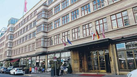 Das Hotel entstand einst als Bürogebäude mit Ladenfront, nun könnte es Teil des Kaufhauses werden. 