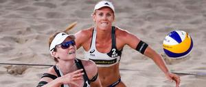 Die deutschen Beachvolleyballerinnen Karla Borger (r) und Julia Sude in ihrer Sportkleidung.
