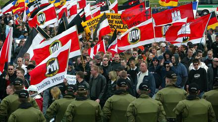 Rechtsextremisten im Anmarsch. Anhänger der NPD bei einem Aufmarsch in Rostock. Der Partei droht der Entzug staatlicher Gelder