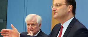 Jens Spahn (r, CDU), Bundesgesundheitsminister, und Horst Seehofer (CSU), Bundesinnenminister