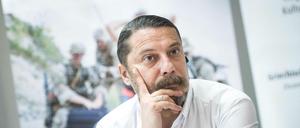 Der türkische Journalist Erk Acarer bei einer Pressekonferenz der Organisation "Reporter ohne Grenzen" nach dem Angriff Anfang Juli.  