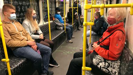 Menschen in einer U-Bahn tragen in Zeiten der Coronapandemie Mund-Nasen-Schutz. Seit Juli 2020 ist das in Berlin Pflicht, seit April 2021 muss eine FFP2-Maske getragen werden.