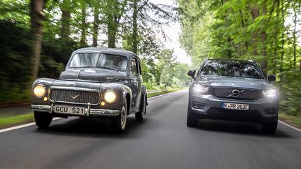 Oldie gegen Newcomer: der Volvo PV444 aus den Fünfzigern und der aktuelle Volvo XC40 Recharge Pure Electric.