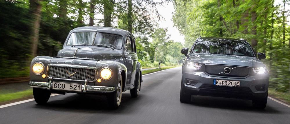 Oldie gegen Newcomer: der Volvo PV444 aus den Fünfzigern und der aktuelle Volvo XC40 Recharge Pure Electric.
