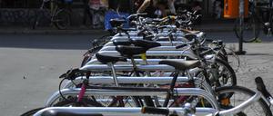 Einfache Fahrradbügel aus Metall, wie hier am Heinrichplatz in Berlin Kreuzberg, fördert die Senatsverwaltung bereits.