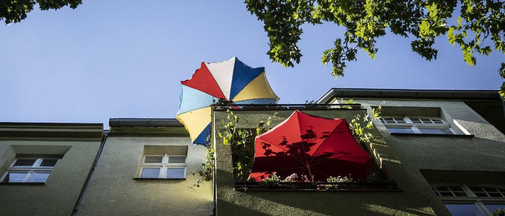 Ein Sonnenschirm auf einem Berliner Balkon - ob der auch vor Schauern schützt?