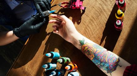 Ab Jahresanfang werden solche Tattoos wohl eher selten werden: Ein mit bunten Tätowierungen verzierter Unterarm. 