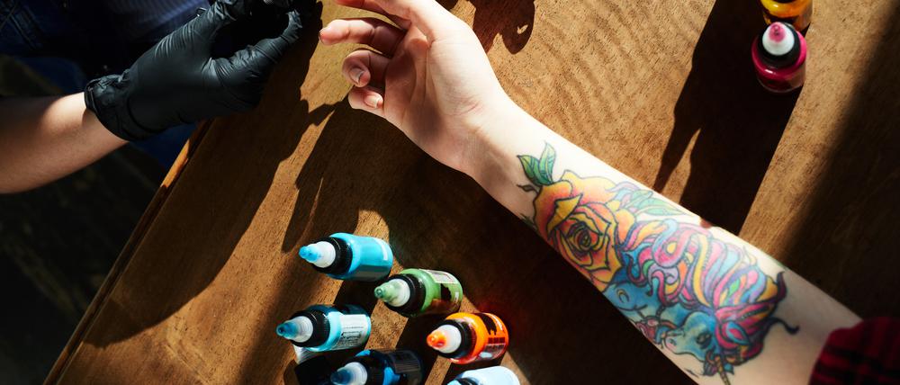 Ab Jahresanfang werden solche Tattoos wohl eher selten werden: Ein mit bunten Tätowierungen verzierter Unterarm. 