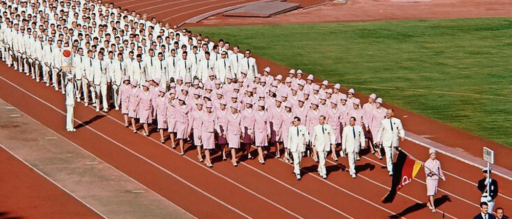 Auf Geheiß des Internationalen Olympischen Komitees mussten die Teams der Bundesrepublik und der DDR 1964 unter einer gemeinsamen Flagge antreten – obwohl Deutschland seit drei Jahren durch eine Mauer getrennt war. 
